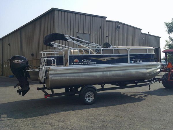 2022 Suntracker Partybarge 18 DLX